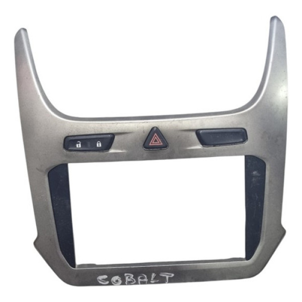 Moldura  Botão  Alerta  Trava Porta Malas  Gm Cobalt 